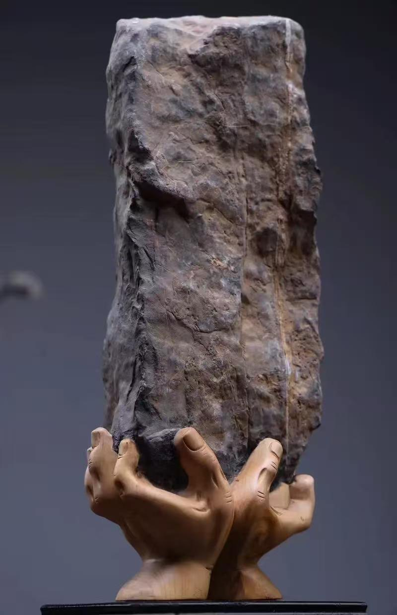 《力擎苍穹》— 手托巨石艺术